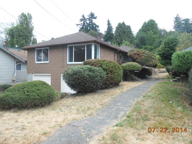 Building Photo - Charming 2 Bedroom 1 bath Brick Duplex in Rainier Ave S.