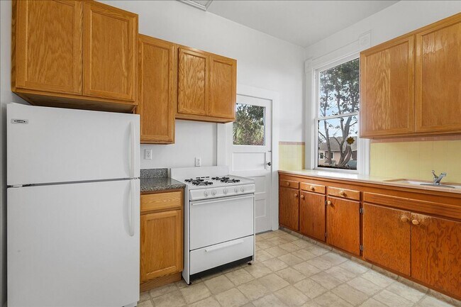 Building Photo - 1228 Park Ave E