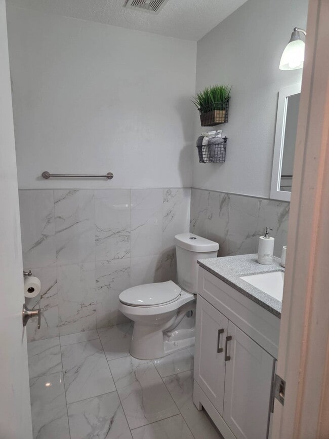 Building Photo - 4701 Vilabella Dr