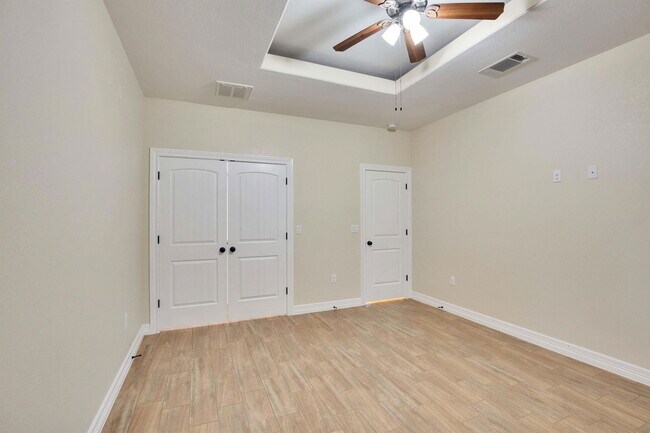 Building Photo - 118 N Buckhorn Dr