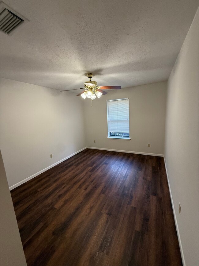 Building Photo - 2420 Pinehurst Ln