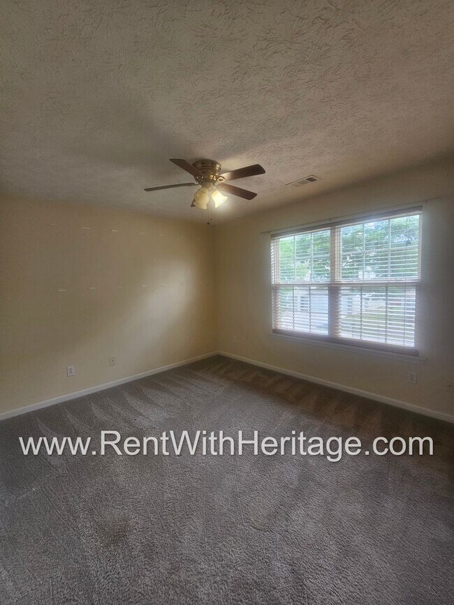 Building Photo - Gorgeous 5 bedroom, 2.5 bath / Attention t...