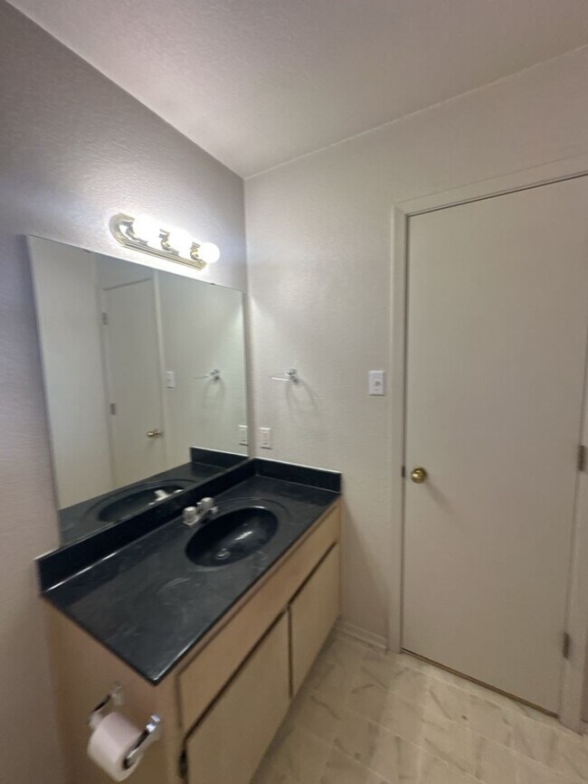 Building Photo - 3bd/2ba Single-Family Home on Amethyst Dr!