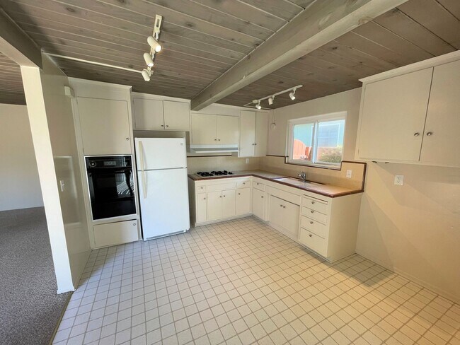 Building Photo - Adorable Pierpont Beach Home!!
