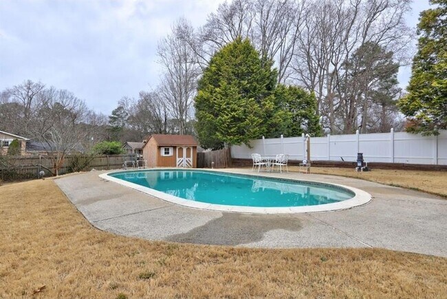 Building Photo - 457 Castleaire Dr SW