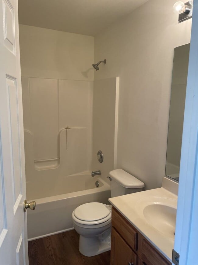 Building Photo - Lovely home close to shopping and entertainment.