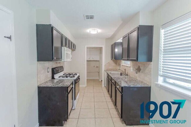 Building Photo - Charming 3-Bedroom Home in Moore with Spac...