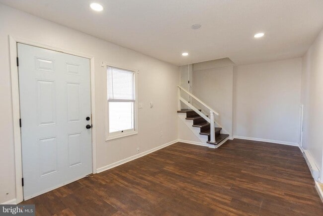 Building Photo - 324 E Washington St