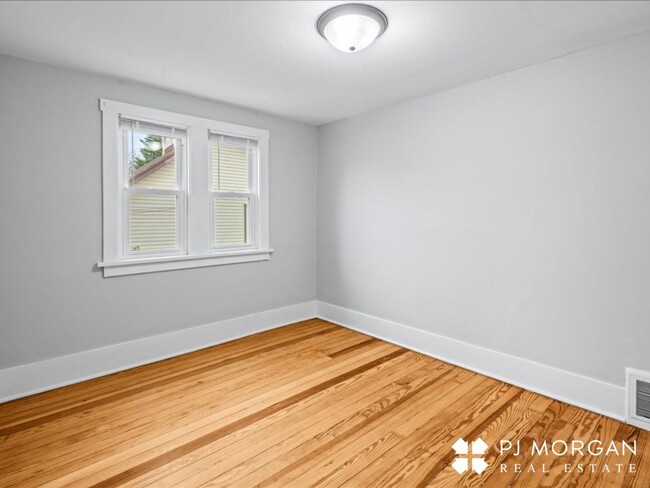 Building Photo - 3 bedroom 2 bath house in midtown! RENTAL ...