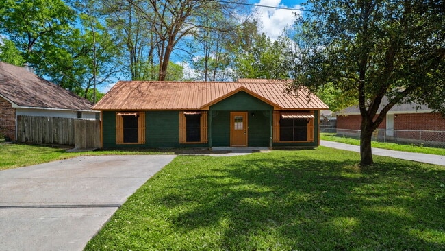 Building Photo - Enjoy comfortable, low-maintenance living in this updated, pet-friendly, carpet-free 3-bedroom ho...
