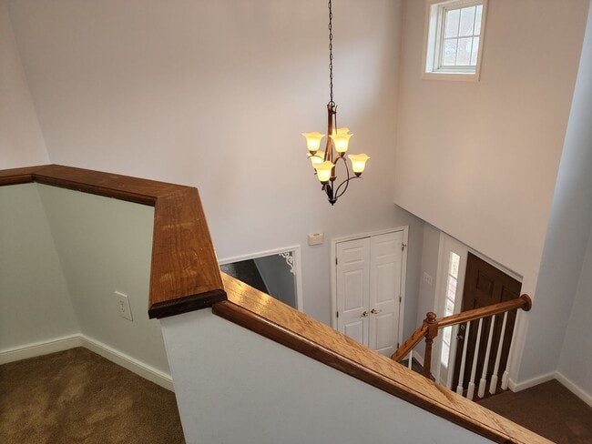 Building Photo - Spacious 3 Bedroom 2.5 Bath Home with Fenced Rear Yard!