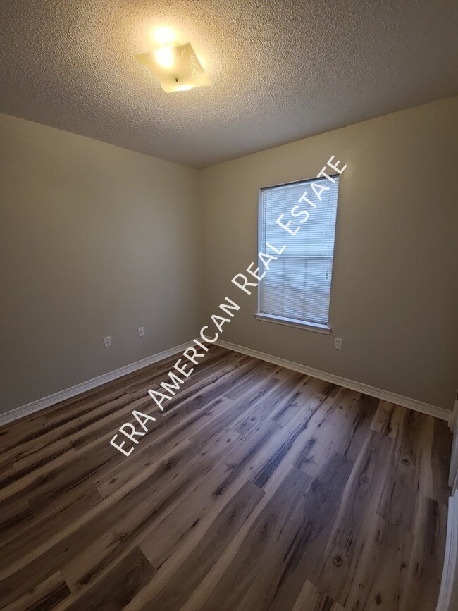 Building Photo - Vaulted ceiling in greatroom