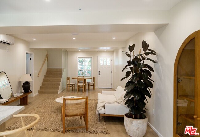 Building Photo - 1409 N De Longpre Ave