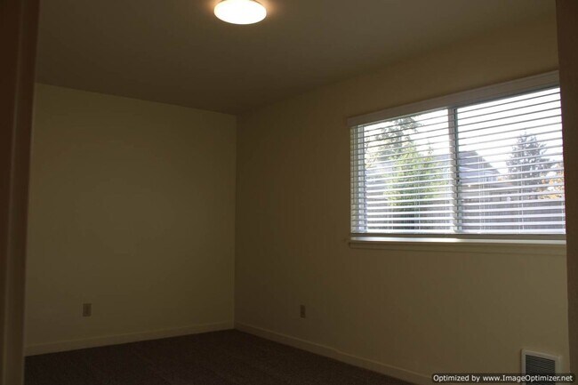 Building Photo - Updated One-Story 2-Bedroom Duplex with Ga...