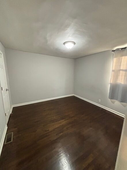 Building Photo - 627 Rowan Dr