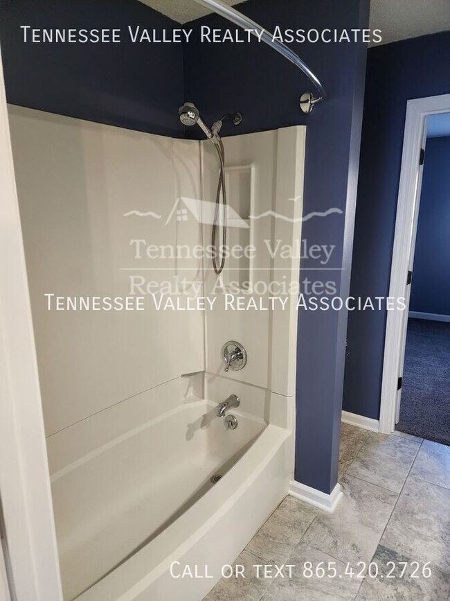 Building Photo - 433 Bramblewood Ln