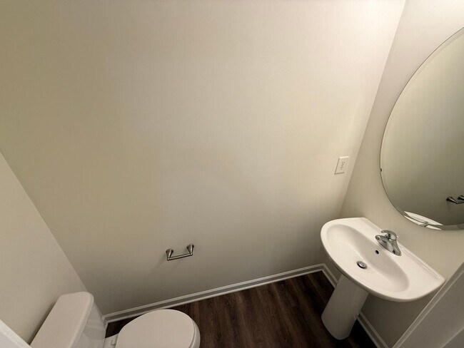 Building Photo - Upgraded Townhome