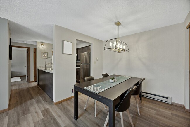 Building Photo - 902 Benton Dr