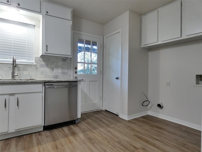 Building Photo - 610 Golfview Dr