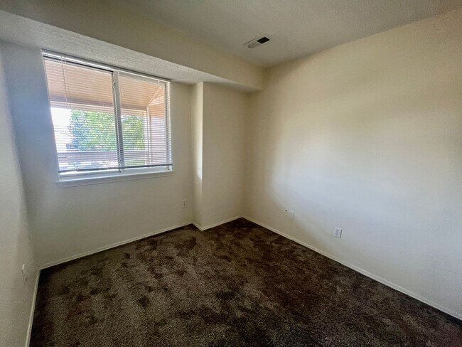 Building Photo - ** Move in Special ** 2 Bed 1 Bath Washer/...