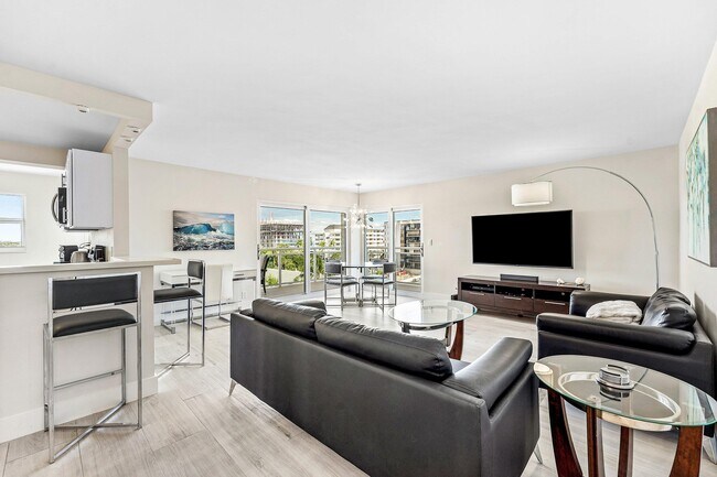 Building Photo - 1160 Hillsboro Mile