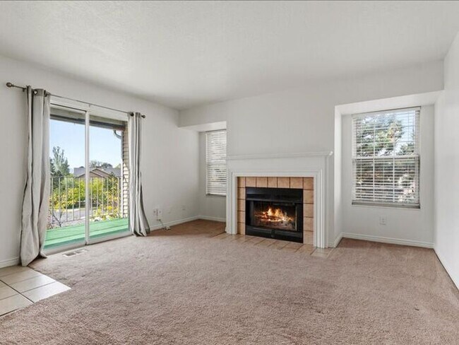 Building Photo - SANDY  2 BED 2 BATH CONDO, small pet OK