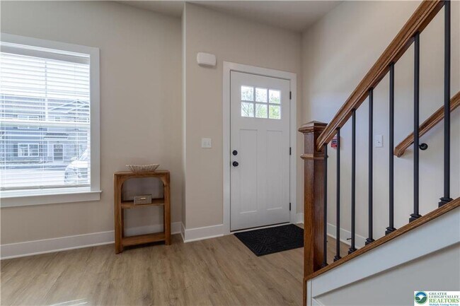 Building Photo - 1411 Greenview Dr