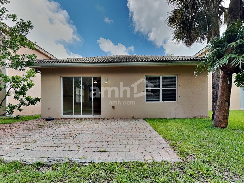 Building Photo - 996 NW Leonardo Cir
