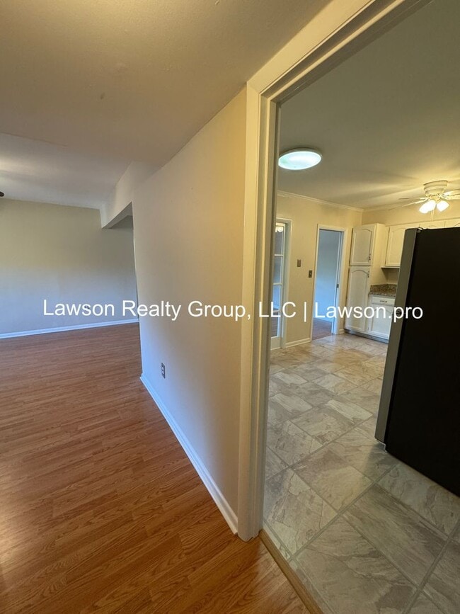 Building Photo - Two Bedroom Condo w/ Updated Kitchen in Hunting Hills