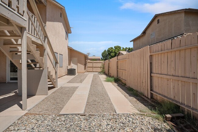 Building Photo - For RENT at Sandalwood Park North