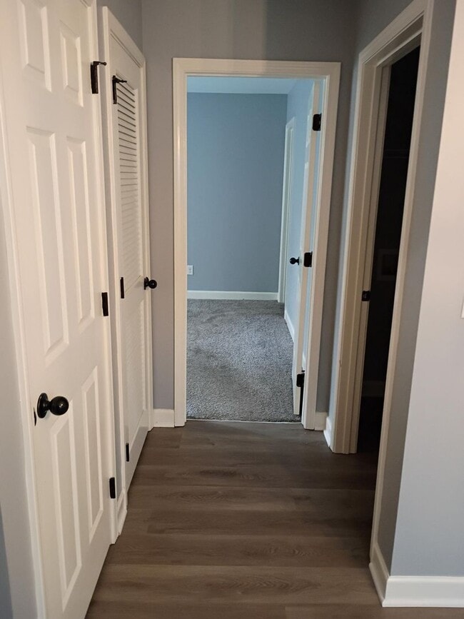 Building Photo - Beautiful Three Bedroom, Two Bathroom Sing...