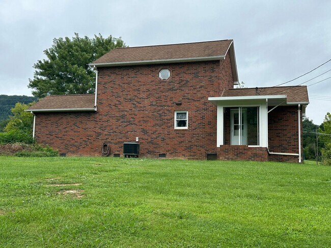 Building Photo - 3 bedroom, 2 bath house in Kingsport