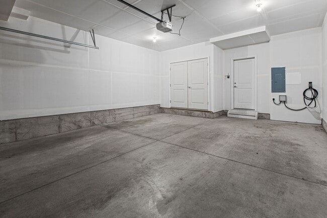 Building Photo - Students Welcome! Two Story 3 Bed 2.5 Bath Town Home North Fort Collins