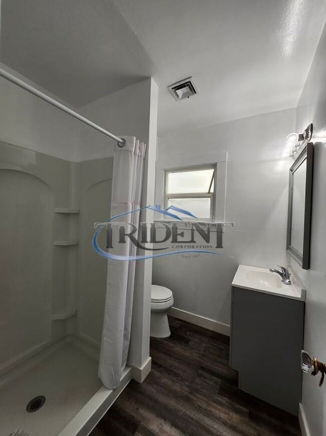 Building Photo - 831 I St