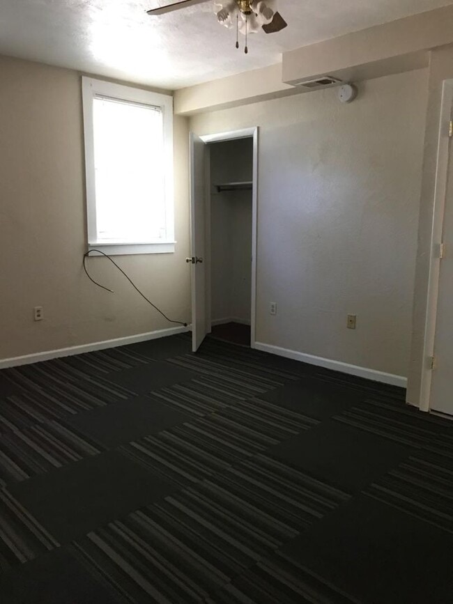 Building Photo - South Side Flats 3 Bedroom House