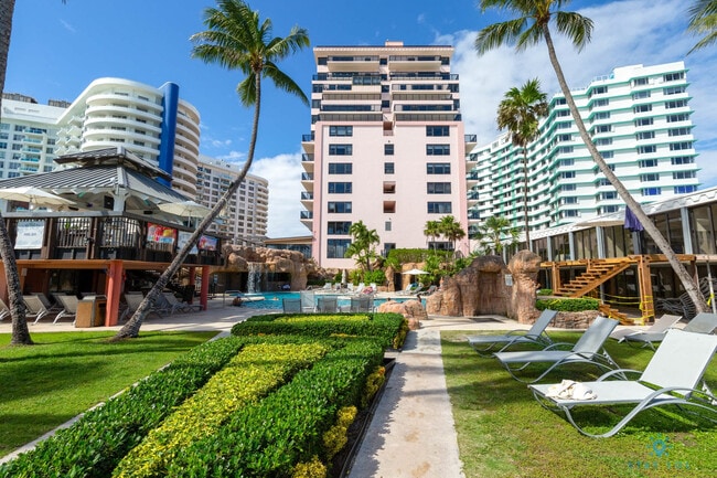 Building Photo - 5225 Collins Ave