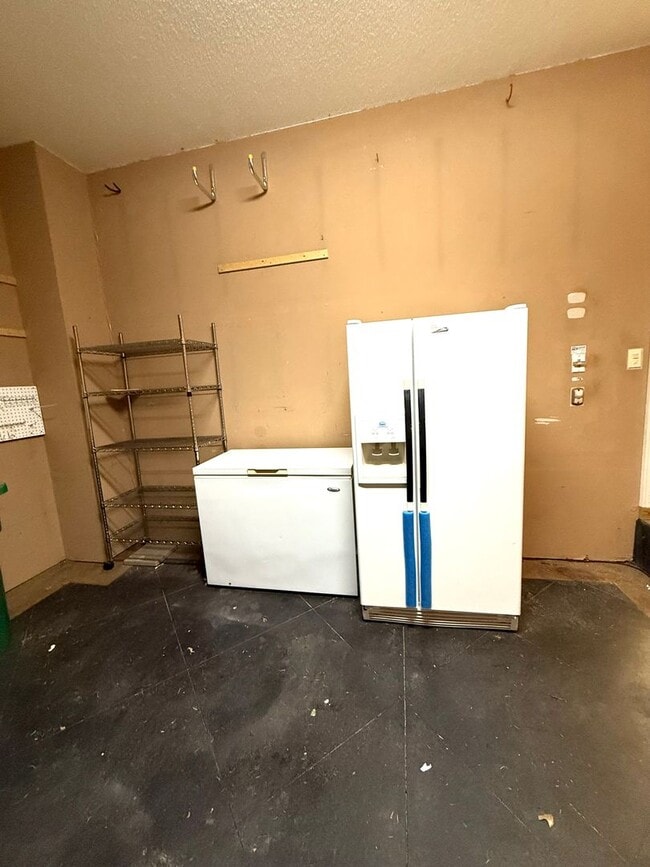 Building Photo - LOCATION!  Close to the outlet Malls and D...