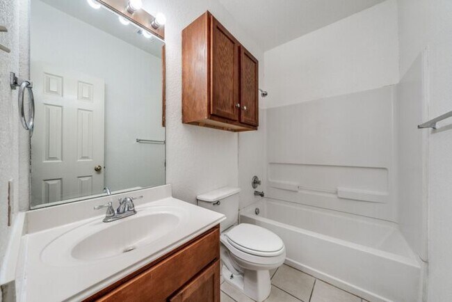 Building Photo - Well Maintained and Great Location!