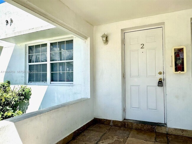 Building Photo - 2101 Bay Dr