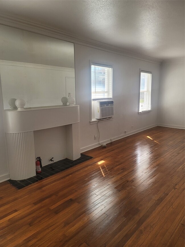 Building Photo - 1920 Binz St