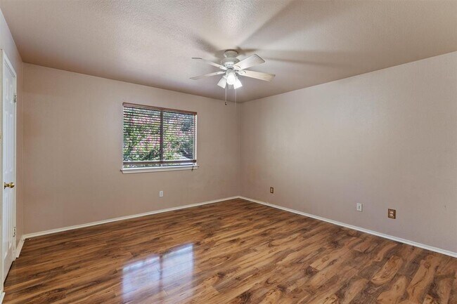 Building Photo - 1805 Gray Oak Dr
