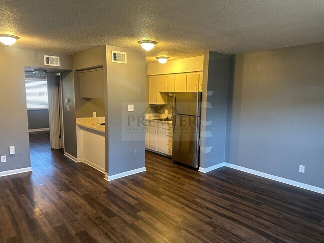 Building Photo - Updated 1 bed / 1 bath apartment - 60 West...