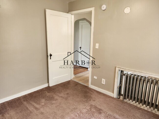 Building Photo - 806 15th St NE