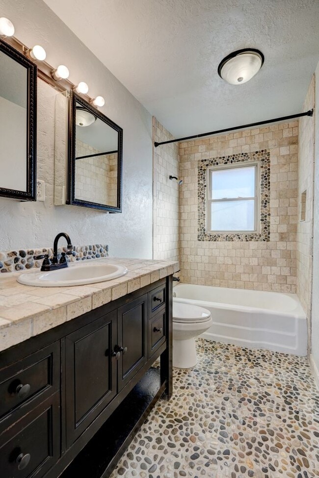 Building Photo - 3 Bed 1.5 Bath in Del City!
