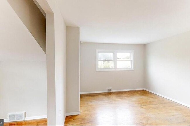 Building Photo - Recently Updated 4BR/2BA Twin with Central Air & Fenced Backyard