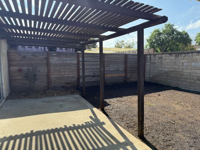 Building Photo - Beautifully Updated Camarillo Townhome