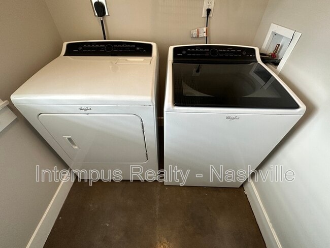 Building Photo - 548 Veritas St