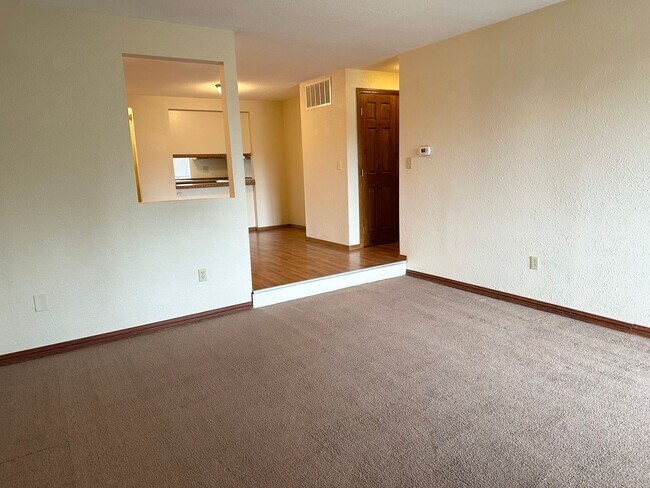 Building Photo - Ideal 2 Bedroom 2 Bathroom Lower Level Unit - Backs to Beautiful Greenspace!