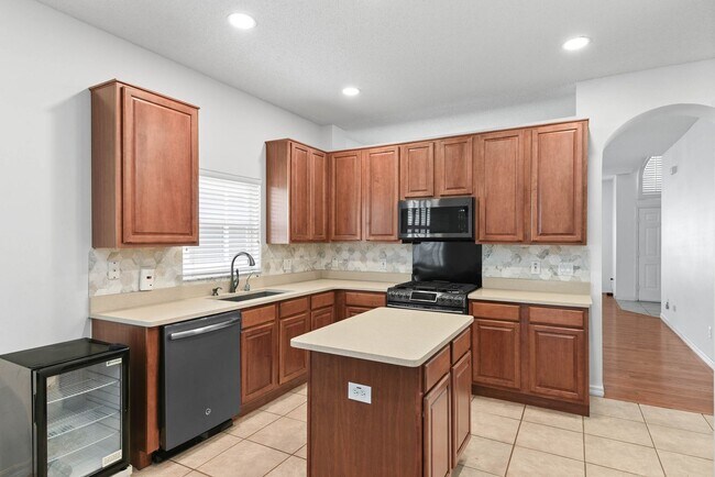 Building Photo - 3 bedroom, 3 bath with flex space  in Wint...