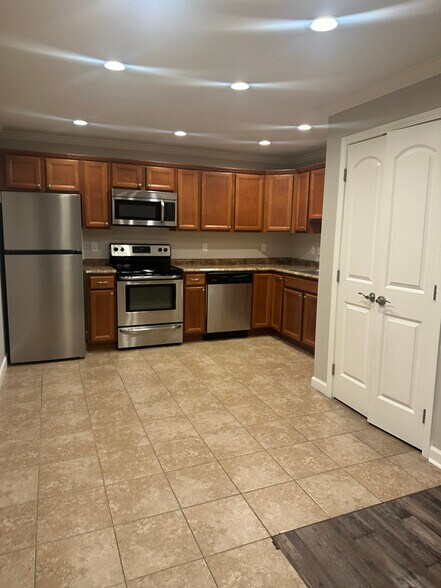 Primary Photo - 1611 S Main St